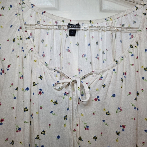 Torrid Cream Blouse with Floral Accents Sz 1X - Picture 3 of 10